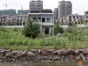 7月7日，江苏苏州，二层楼房外景，已被景观河分隔开来。