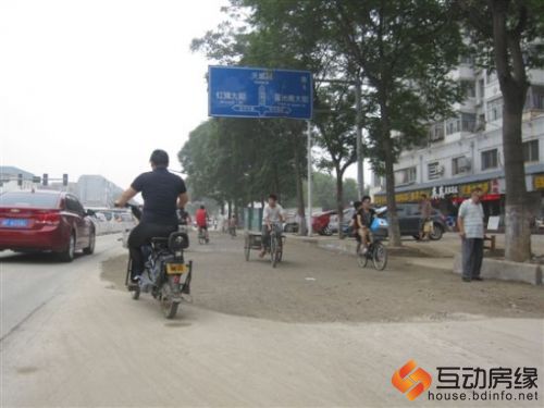 保定市长城大街正在修复的路面