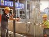 工人们热中作乐 清凉一笑