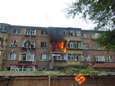 事发住户家阳台窗户被炸飞，浓烟蹿到楼上