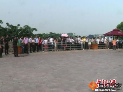 位于广东清远的一个新售楼盘遭到广州客哄抢。 方俊豪摄