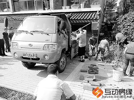物业几十分钟内就完成了车库防护墙建设