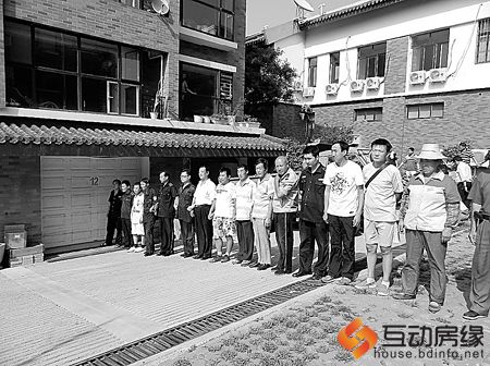 物业围成人墙建成车库防护墙