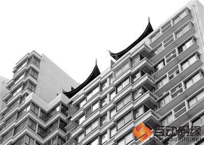 从三香大厦楼下能看见“空中园林”的亭檐一角。