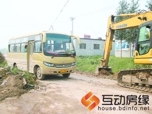 挖掘机正在清理垃圾拓宽路面