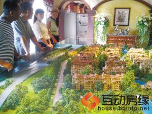 售楼人员正在给顾客讲解推销