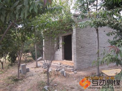 这座庙“藏”在绿化带里，很难被发现