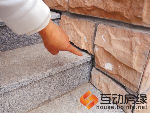 邻居方女士家的外楼梯已经下沉。