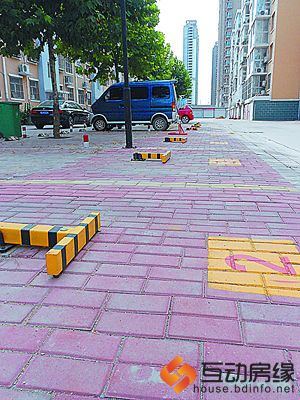 河北沧州一小区再次出现物业铲除绿地改建车位，并向业主出租的乱象。（图片来源：燕赵都市报）