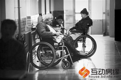 3月22日，大兴泰富春老年公寓走廊里，老人们安静地坐着