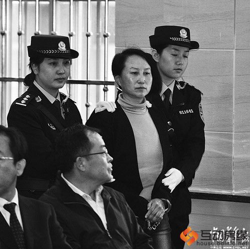 在被执行逮捕半年之后，龚爱爱首次以被告人身份出现在公众视野