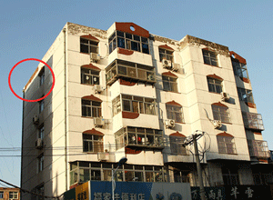 楼房脱皮居民通行望天 事发小集街生活社区