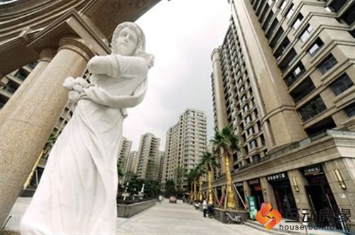 图为温州一处位于新城的豪华住宅区。由于该楼盘的价格已从高峰期的4万多下跌到目前的每平方米2万4千元左右，部分购房者已选择了“弃房”。 新华社发