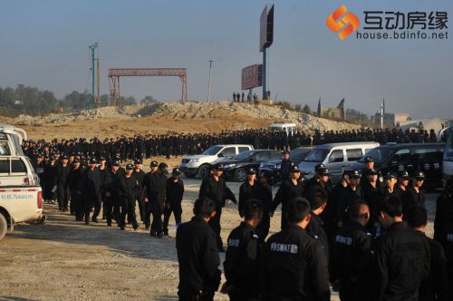 贵阳出动2500人拆除违章建筑
