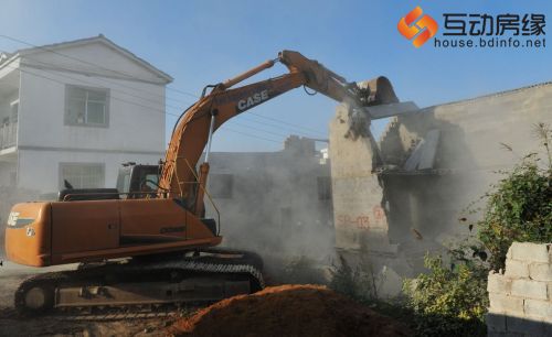 贵阳出动2500人拆除违章建筑