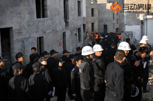 贵阳出动2500人拆除违章建筑