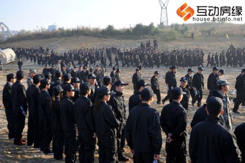 贵阳出动2500人拆除违章建筑