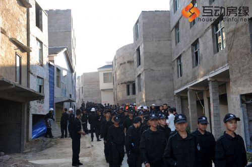 贵阳出动2500人拆除违章建筑