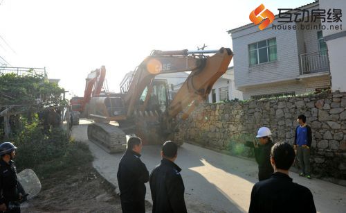 贵阳出动2500人拆除违章建筑