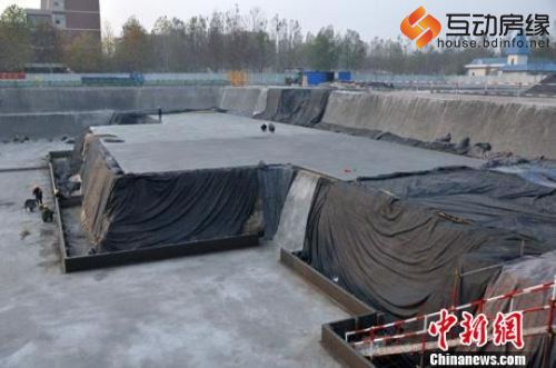 保定市七一路河北大学新校区图书馆土方施工现场，裸露的作业面被防尘网遮盖。