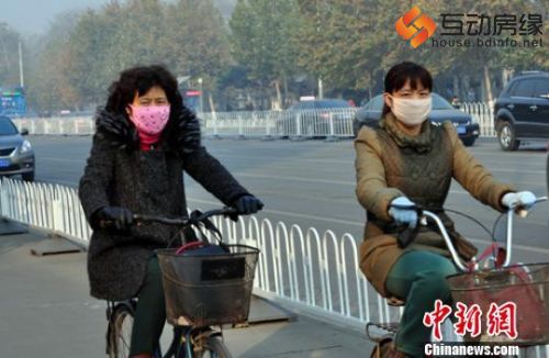 22日上午，保定街头出行市民戴着厚厚的口罩。