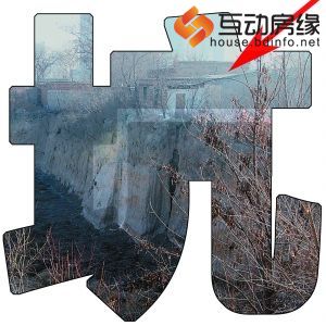 箭头所指处为村民所居住的房屋