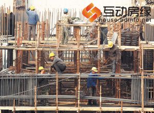 工人师傅在紧张施工。
