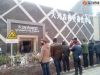 2月19日晚杭州某楼盘宣布降价，均价直接从17200元/平米降到了13800元/平。2月21日下午该楼盘老业主齐聚售楼处，在售楼部进行了一系列维权行动。该楼盘沙盘遭到业主怒砸。 