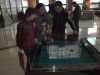 网友们观看户型模型
