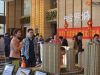 网友向置业顾问仔细咨询问题