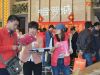 置业顾问为网友讲解户型图