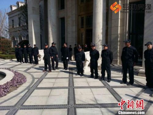 常州薛家九龙仓年华里售楼处，门口数十名保安个个手持警棍，将年华里售楼处大门赌了个严严实实，如临大敌。　唐娟　摄