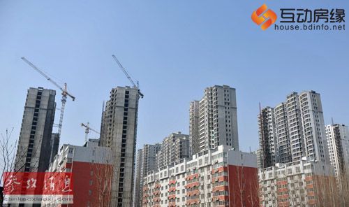 　资料图片：位于河北省保定市的一处在建商品房住宅小区（2013年2月22日摄）。新华社发（朱旭东 摄） 