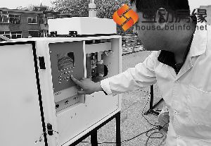 空气检测点工作人员正在启动监控仪器