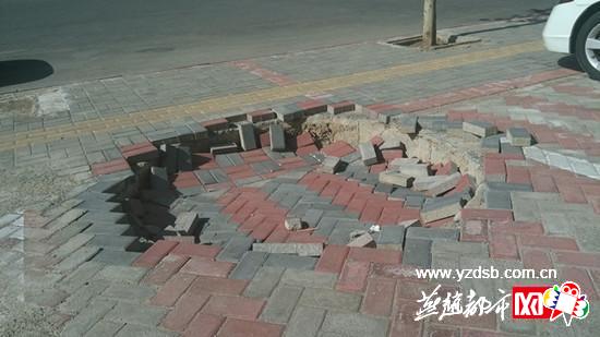 保定一小区便道雨后现大坑 物业称将尽快修好