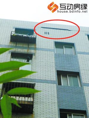 6单元墙体的外墙瓷砖脱落后裸露出水泥墙面。