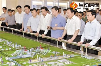 6月28日至29日，中共中央政治局委员、北京市委书记郭金龙，北京市委副书记、市长王安顺率领北京市代表团，就加强京冀工作交流与合作到唐山市考察。这是郭金龙、王安顺在省委书记、省人大常委会主任周本顺，省委副书记、省长张庆伟等陪同下，到首钢京唐钢铁股份有限公司考察时，详细了解企业的生产经营情况。（本报记者 郭昭摄）