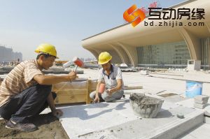 东广场地面已经开始铺地砖 东广场地面已经开始铺地砖