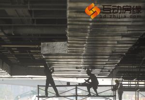 地下一层正在安装风道 地下一层正在安装风道