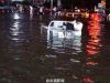 　28日晚七点半，石家庄突然电闪雷鸣，狂风暴雨裹挟着冰雹倾泻而下。石家庄新修建的火车站，一下子变成“水帘洞”！半小时暴雨过后，雨势减弱，市区多条路段积水半米深，多辆车被淹，部分航班延误、列车晚点。