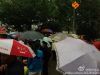 业主们冒大雨维权