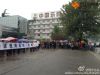商品房变经适房，乐凯佳苑的七百余名业主一大早便冒雨来到乐凯公司大门口维权
