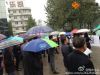 业主们冒大雨维权