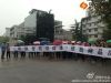 业主们拉横幅，冒大雨维权。