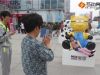 市民争相与“茂业熊”合影留念。