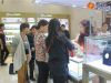市民在琳琅满目的商品中挑选。