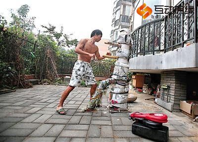 马连华在小区内设置了拳桩，武术队训练结束后他还要加练。
