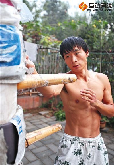 马连华在练习武术。