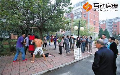 9月26日，燕郊东方御景小区，因为小区业主多次与物业保安发生冲突，遭保安殴打。业主马连华决定免费教授业主们功夫。A18-19版摄影 彭子洋 摄