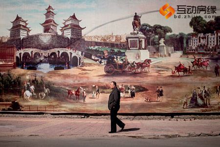 京津冀协同发展大背景下，河北各市的前途成为各界关注的焦点。图为河北保定街头，一幅囊括古今中外风格的广告。